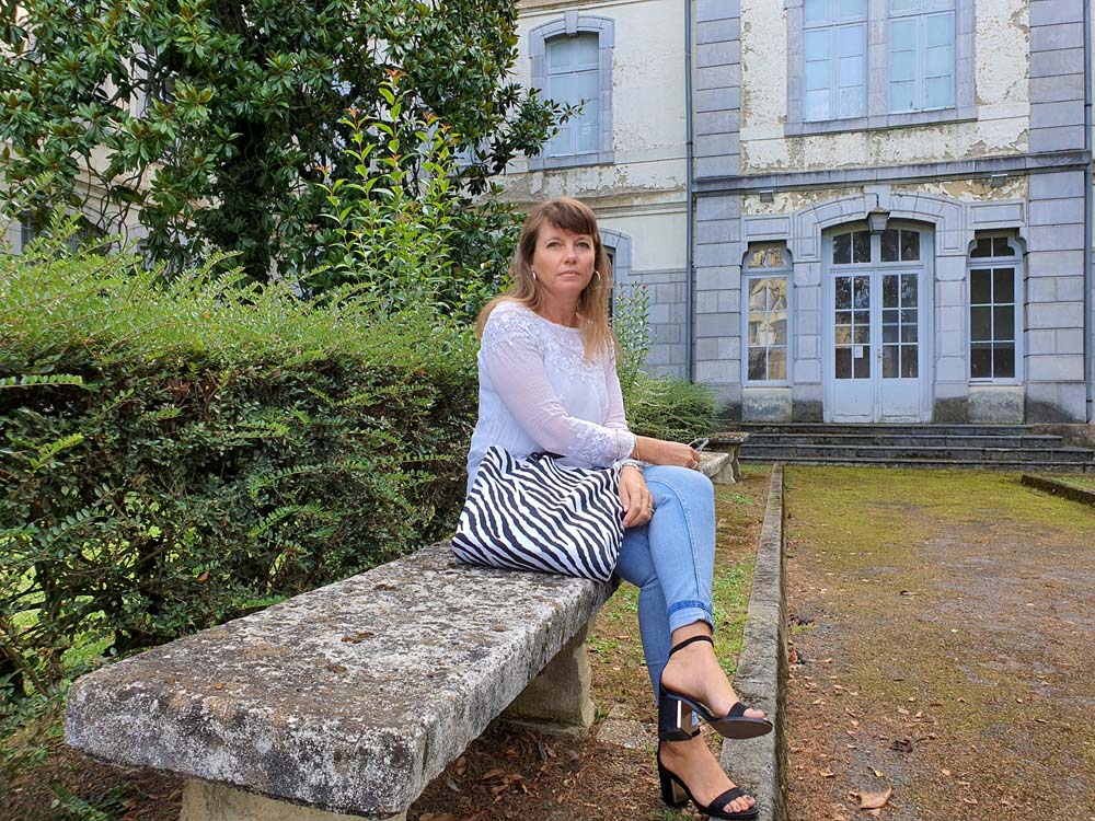 Jean, haut blanc et sandales noires