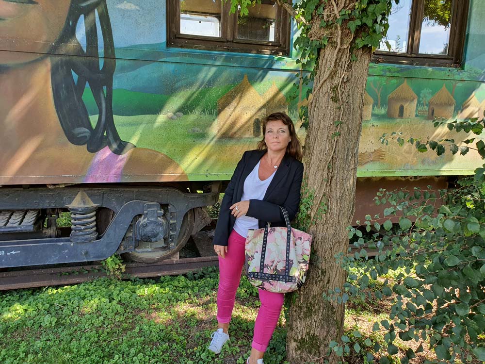 Look jean fuchsia et tee-shirt blanc