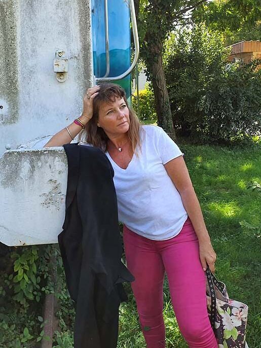 Look jean fuchsia et tee-shirt blanc