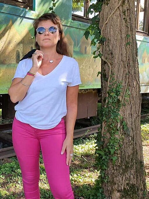 Look jean fuchsia et tee-shirt blanc