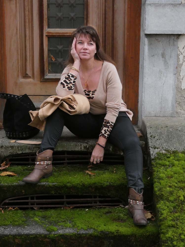 Manteau et pull beige, body léopard