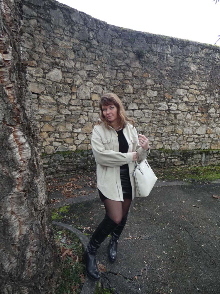 Jupe en cuir et bottes hautes