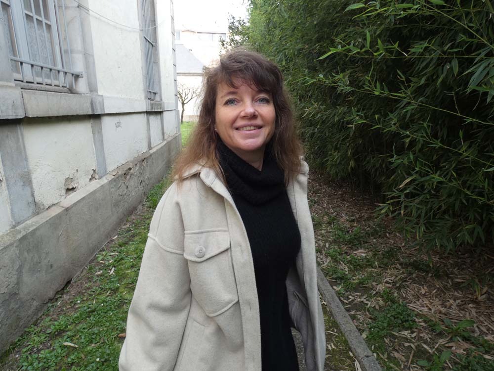 Look noir et manteau chemise beige