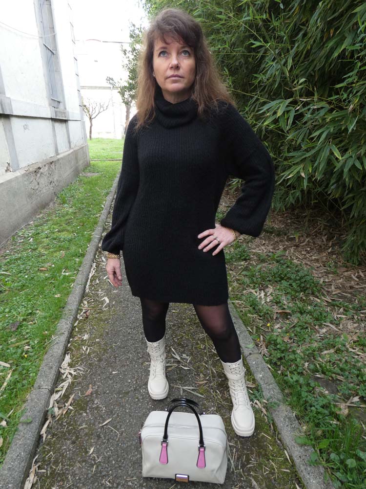Robe en laine noire et boots beiges