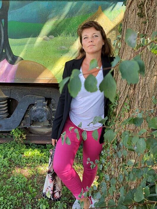 Pantalon fuchsia et veste noire