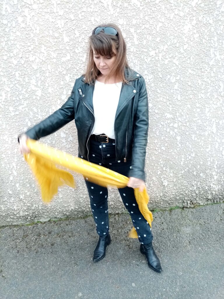 Pantalon marguerites et foulard jaune