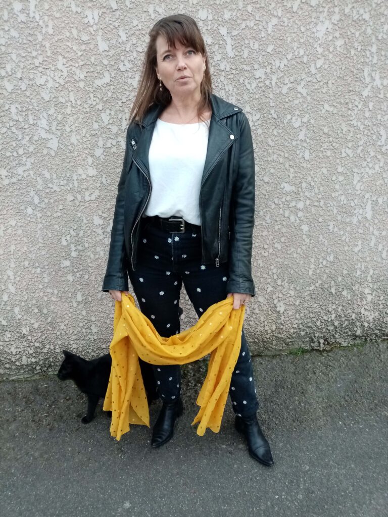 Pantalon marguerites et foulard jaune