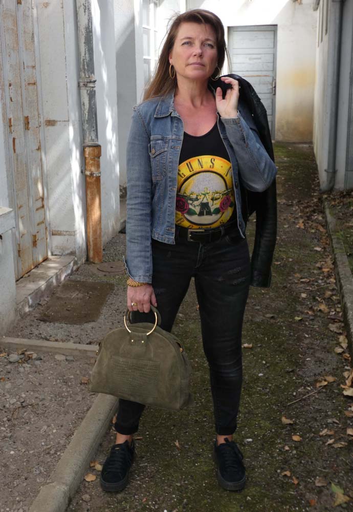 Ensemble bonnet écharpe ecru avec total look noir