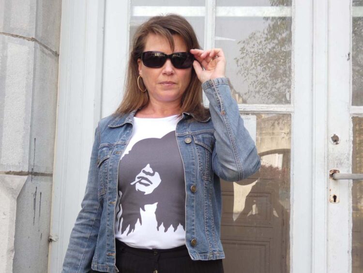 Jupe plissée et t-shirt Slash