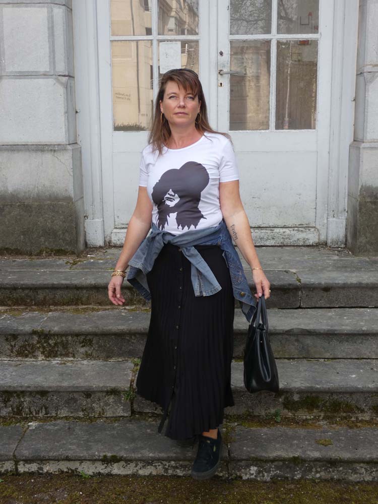 tshirt slash jupe plissee 3 Ensemble bonnet écharpe ecru avec total look noir