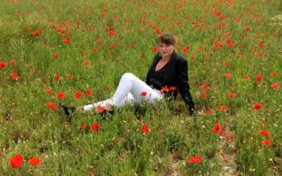 Black, white et champ de coquelicots