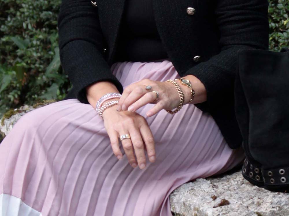 jupe plissée rose haut noir Pantalon rose poudre et bonnet rose