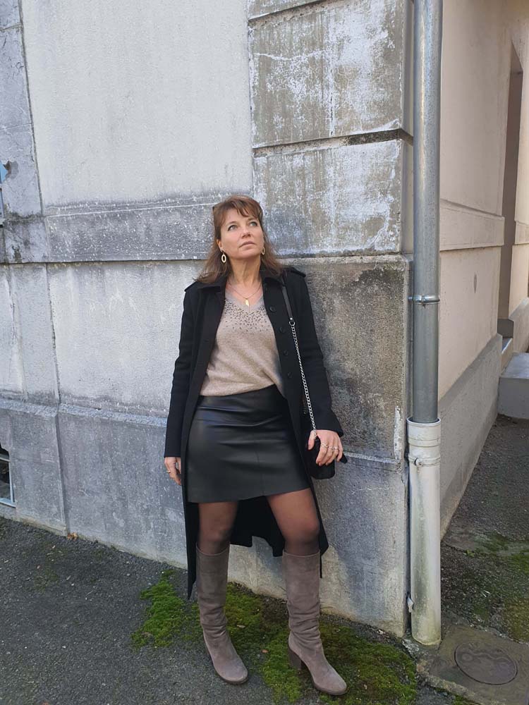 manteau noir et bottes beiges3 Ensemble bonnet écharpe ecru avec total look noir