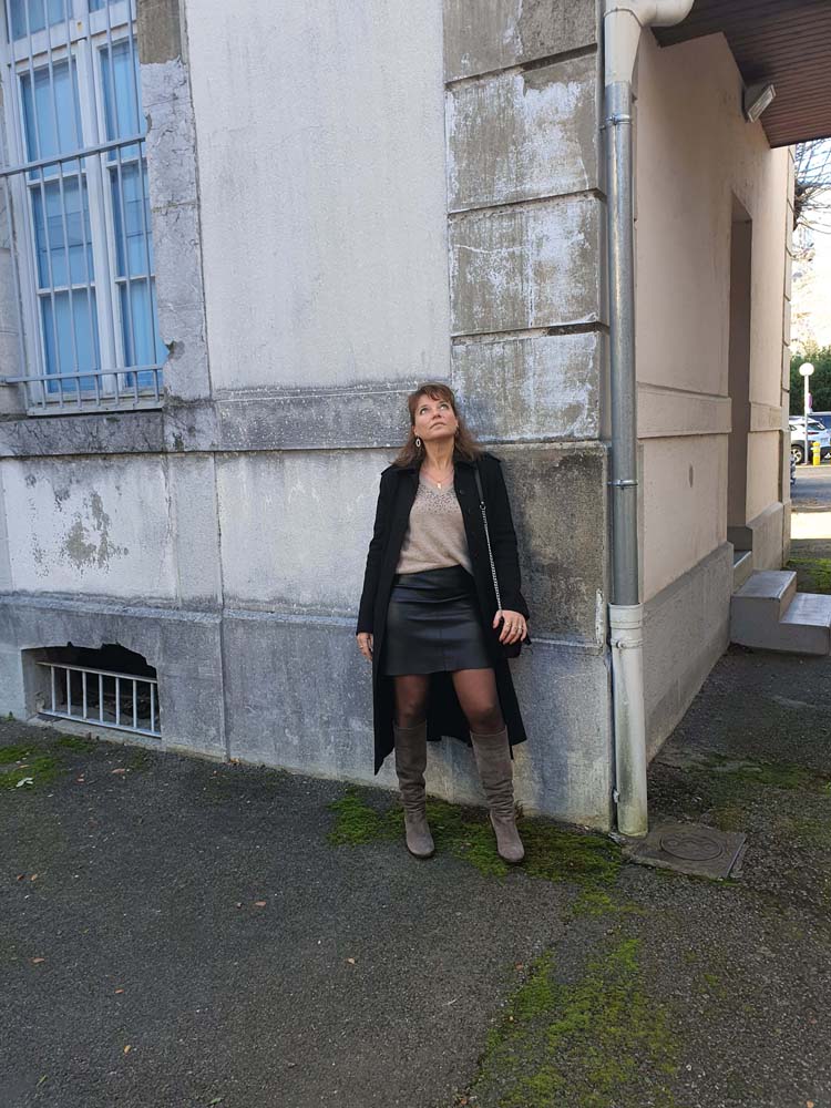 manteau noir et bottes beiges4 Ensemble bonnet écharpe ecru avec total look noir