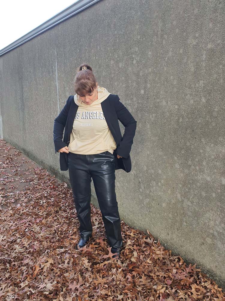 pantalon simili cuir Ensemble bonnet écharpe ecru avec total look noir