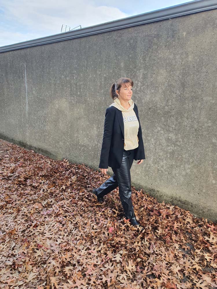 pantalon simili cuir3 Ensemble bonnet écharpe ecru avec total look noir