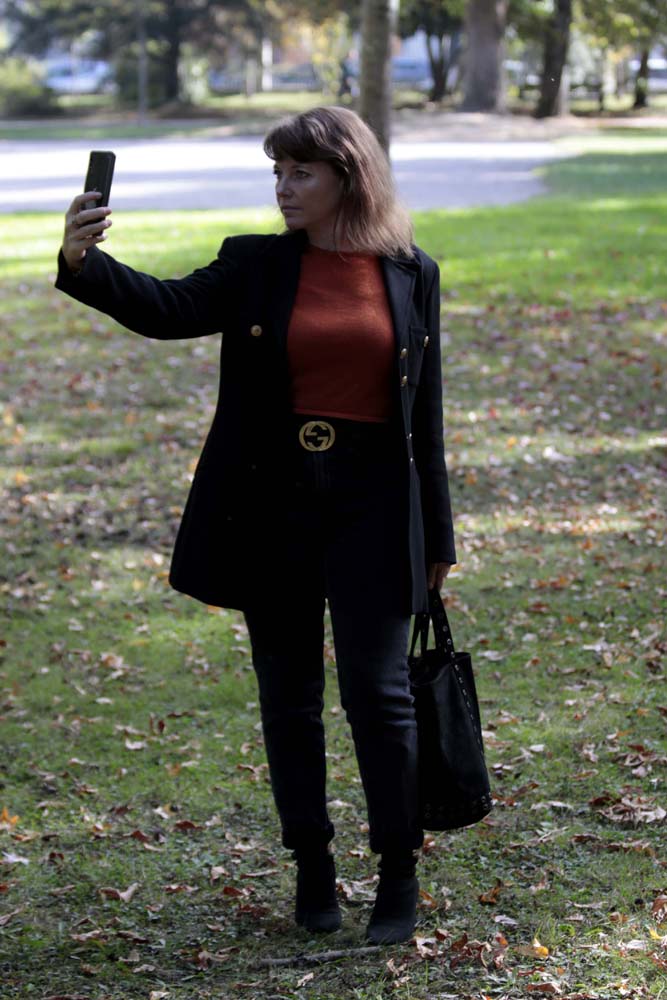 pull orange Look noir et pull orange