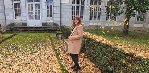 Manteau Camel, pantalon noir